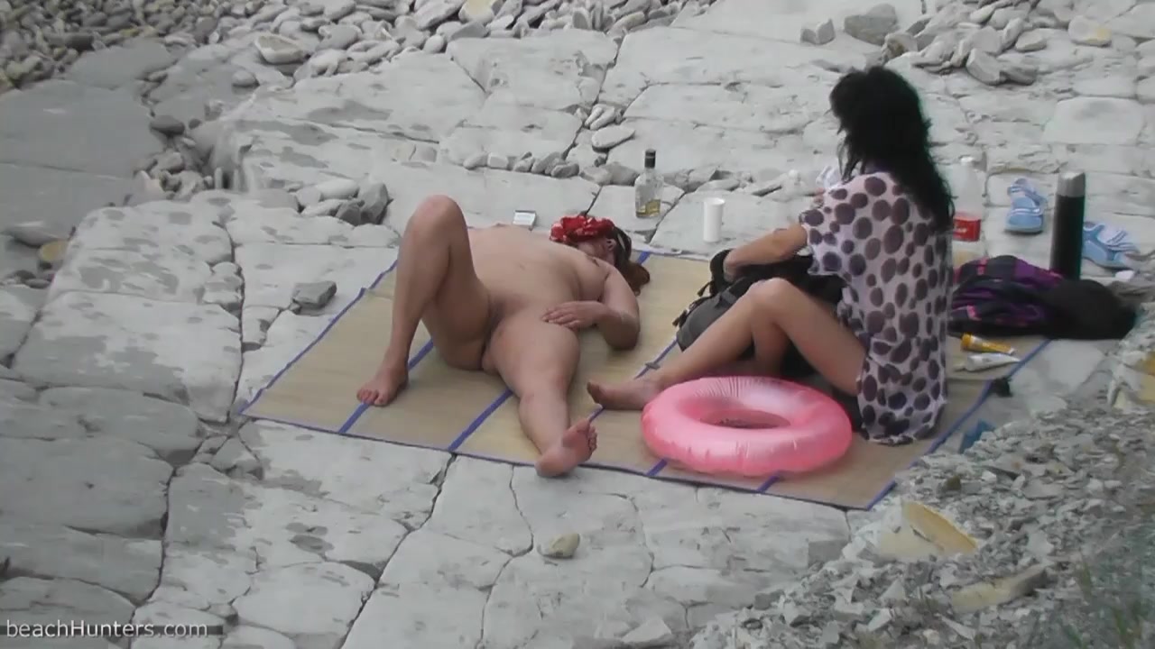 Давние голые подружки на пляже