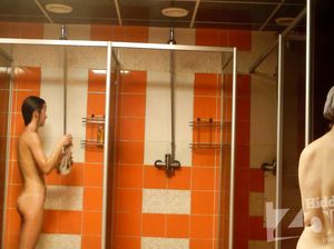 Худая малышка в трусиках засветилась перед скрытой камерой в душе