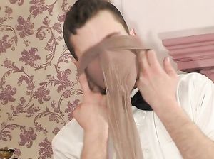 Чувак нюхает колготки милфы и жарит ее