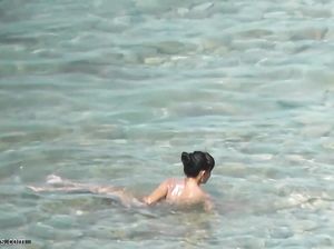 Стройную нудистку засняли на пляже