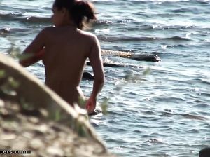 Цыпочка с красивыми сиськами не знает что за ней следят