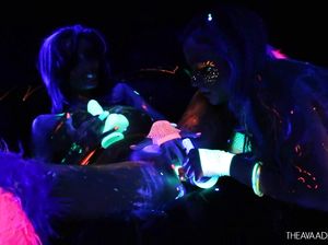 Французская секс вечеринка молодых красоток в неоне