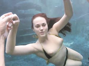 Давалка показала свои сиськи под водой