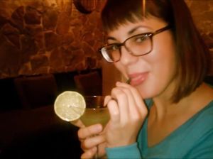 Минетчица в очках сосет у своего ухажера