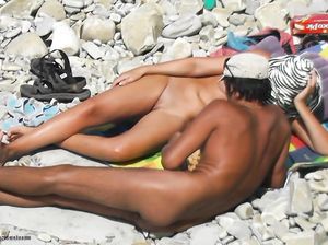 Парень подсматривает за обнаженной парой на пляже