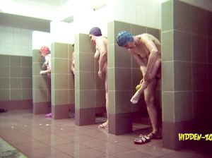 Тайком снимает на камеру обнаженных телок в бане