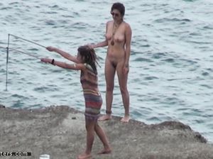 Баба голышом рыбачит на берегу