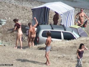 Нудисты основали целый табор недалеко от общественного пляжа