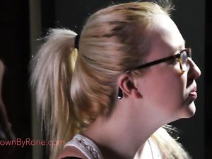 Юные лесбиянки нежно целуют друг дружку