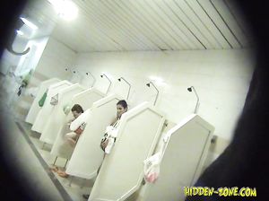 Паренек подсматривает за купающимися голенькими телками в бане