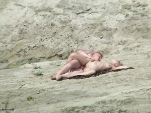 Чувак подсматривает за трахающейся парочкой на другом берегу