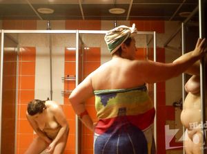 Толстые тетки принимают общественный душ после работы