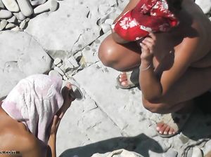 Пацан тайком снимает двух голых нудисток