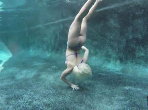 Пацан раздевает телку в купальнике под водой