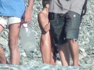 Голую загорелую нудистку снимают на мобилу