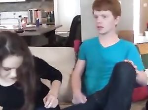 Рыжий паренек вылизал  пилотку старшей сестре