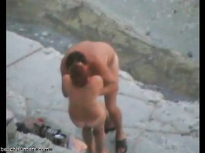 Пара нудистов ебется перед скрытой камерой