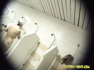 Подглядывание за девушками в душе через дырку в стене