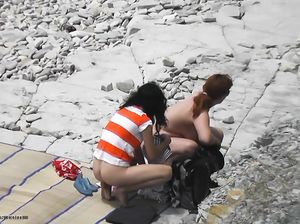 Нудистов сняли на скрытую камеру в процессе раздевания