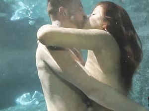 Секс пары под водой с крутым оргазмом
