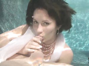 Невеста под водой сделала минет