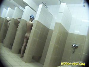 Дрочер тайно снимает зрелых теток в общественном душе