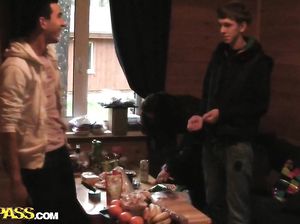 Русские студенты устроили секс вечеринку на съемной квартире