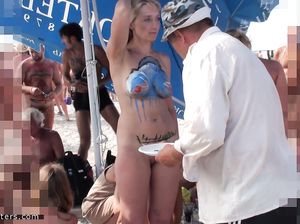 Конкурсантка бодиарта стоит голая перед мужиком