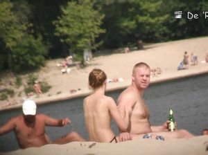 Голых телочек спалили на нудистском пляже