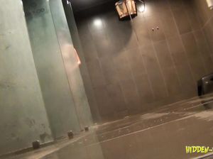 Мужик подглядывает за зрелой бабой, принимающей душ