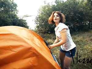 Русская красотка ласкает писю в палатке на природе