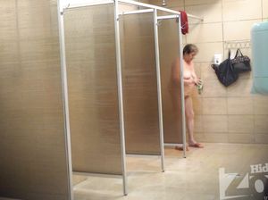 Скрытая камера снимает купание голой женщины