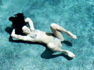 Парень чпокает свою подружку на дне бассейна