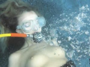 Самку в маске трахают под водой