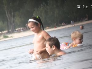 Парни тайком снимают на камеру голых нудистов