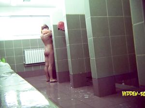 Женщины в возрасте попали под объектив скрытой камеры в бане