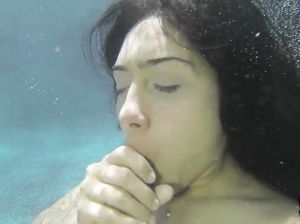 Девка трахает себя самотыком под водой