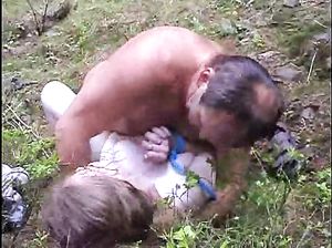 Мужик с лысиной напал на девку в лесу и выебал ее