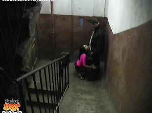Паренек развел девку на секс и засадил ей на лестничной клетке