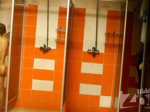 Худую телку сняли скрытой камерой в бане