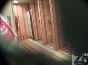 Женщина в возрасте не видит, что за ней наблюдают в бане