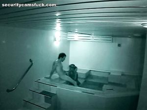 Два чувака выебали девку в сауне под скрытой камерой