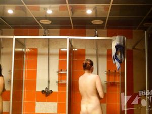 Женщина купается голышом в общественной бане