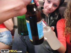 Парочка уединилась на вечеринке для сочного минета