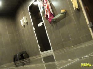 Извращенец спрятал маленькую камеру в стене душевой