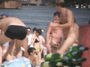 Нудисты прогуливаются по пляжу голыми и не видят, что их снимают