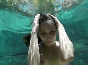 Голая самочка под водой показала сиськи