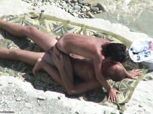 Села на член на нудистском пляже
