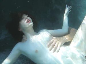 Девушке кукле под водой вылизали пилотку