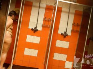 Голую женщину тайно снимают в бане